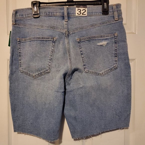 NWT Gap stretch bermuda distressed cutoff denim shorts. Size 32/14. Light Wash. - Picture 2 of 4
